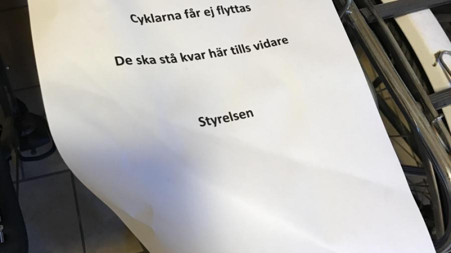 De insamlade cyklarna står ännu kvar.