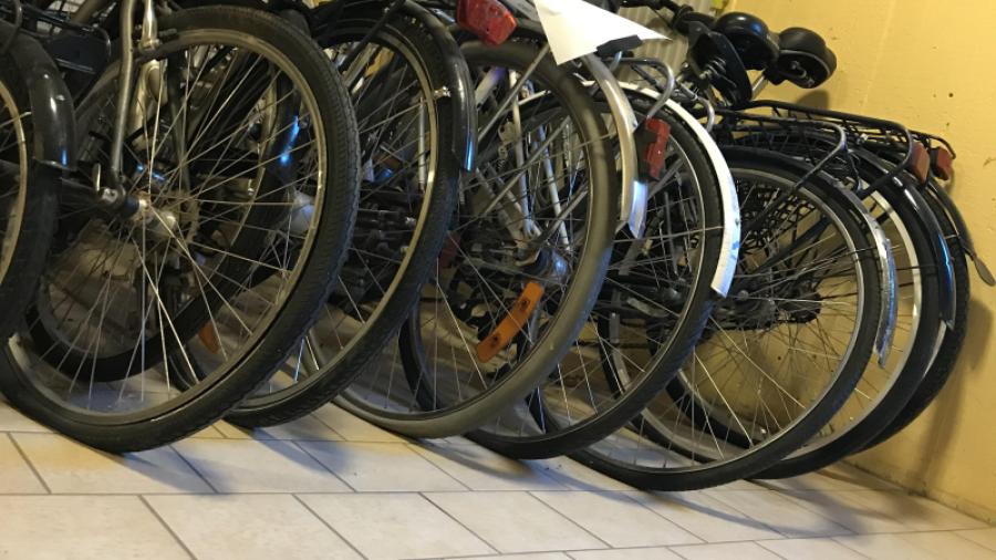 Ägarlösa cyklar väntar på hämtning.