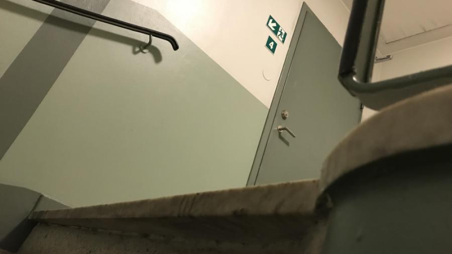 Längst upp i husen sitter också skyltar!