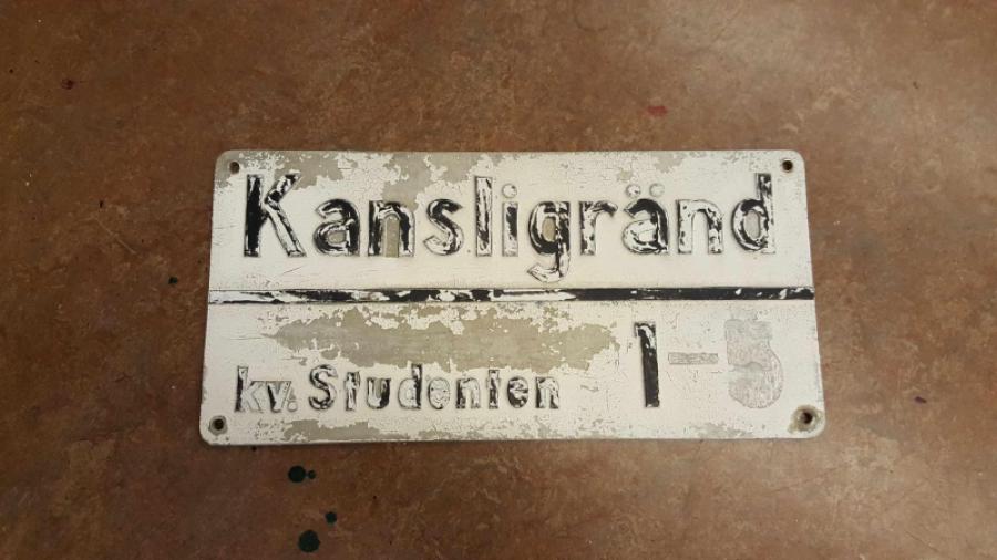 Skyltar i slitet skick!