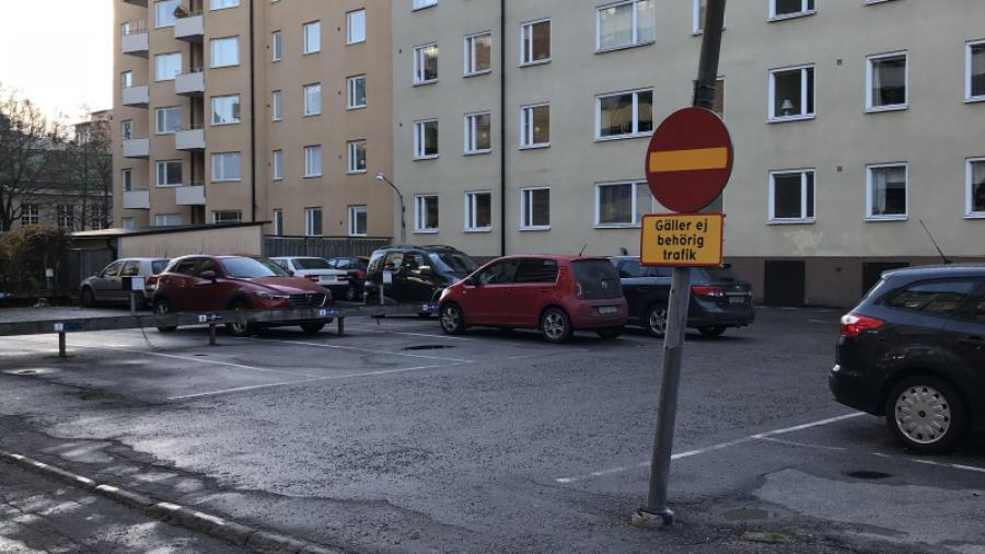 Nya skyltar vid parkeringen påvisar förbud av obehörig trafik!