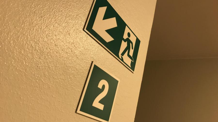 Det sitter skyltar på varje våningsplan.