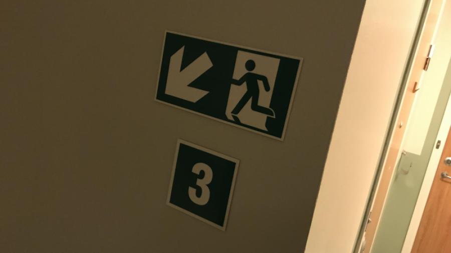 Pilen pekar i den riktning nödutgången finns!