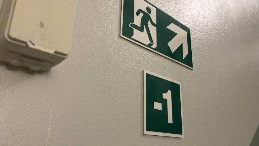 I källaren på N. Slottsgatan pekar pilen uppåt då nödutgången finns på entréplan!
