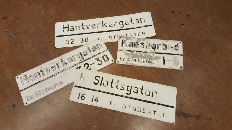 Skyltar i slitet skick!